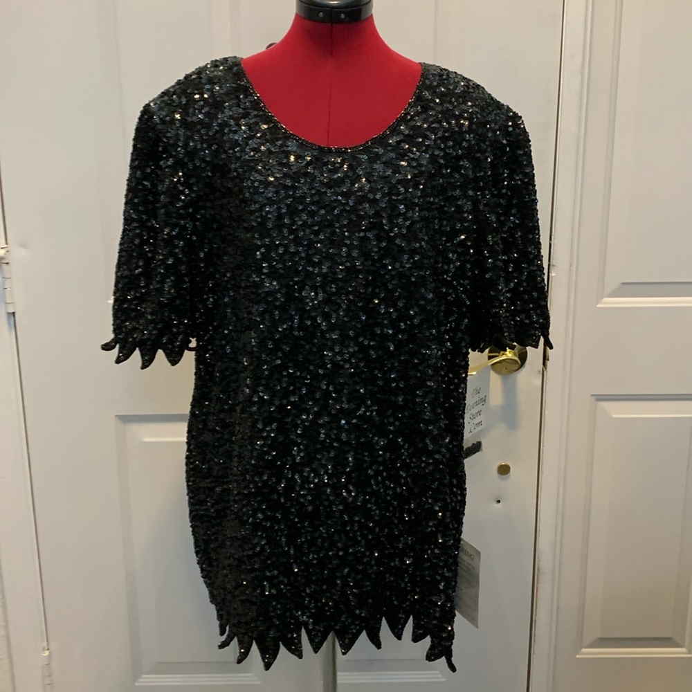 The evening store black sequin 1X blouse with pointed bottom and sleeves